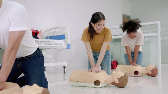 在一间医学生练习CPR的教室里进行急救，这是救命医学的概念。