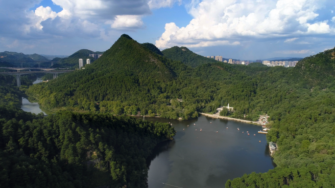 贵阳黔灵山公园 黔灵湖大景