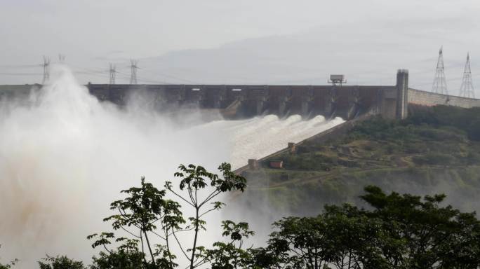 巴西与巴拉圭之间的伊泰普水电站大坝