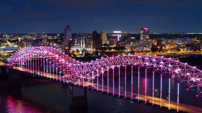 密西西比河Hernando de Soto大桥上闪烁的粉色和紫色灯光