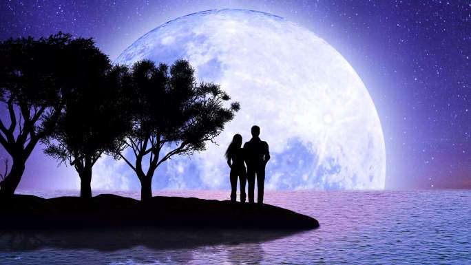 海上的超级月亮。男孩和女孩正在观看戏剧性的美丽月光场景，其中有倒影和令人惊叹的镜头