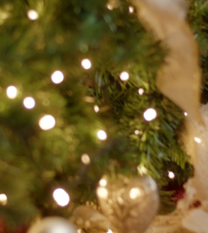 猫在玩装饰好的圣诞树时摔倒