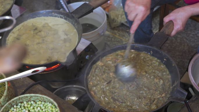 一位厨师在制作油茶，中国广西桂林特色菜肴