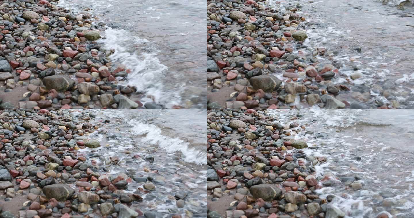 波涛冲刷着苏格兰湖岸线上的鹅卵石