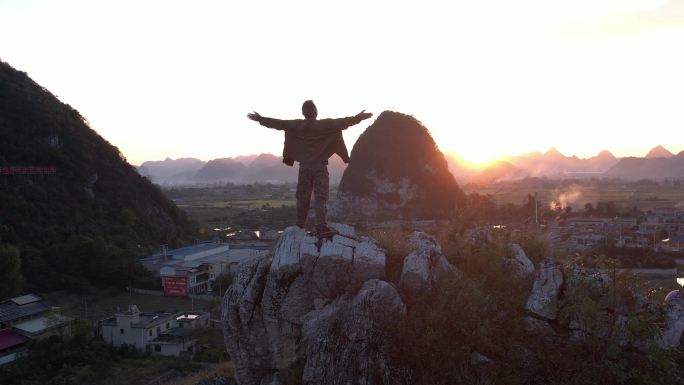 登山山顶张开双臂