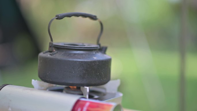 野营设置夏令营炉子上的煮沸水壶