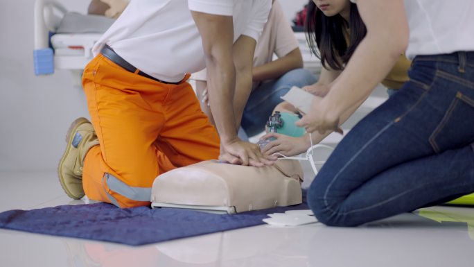 亚洲护理教练，学习CPR练习和AED假人急救技术的人群。