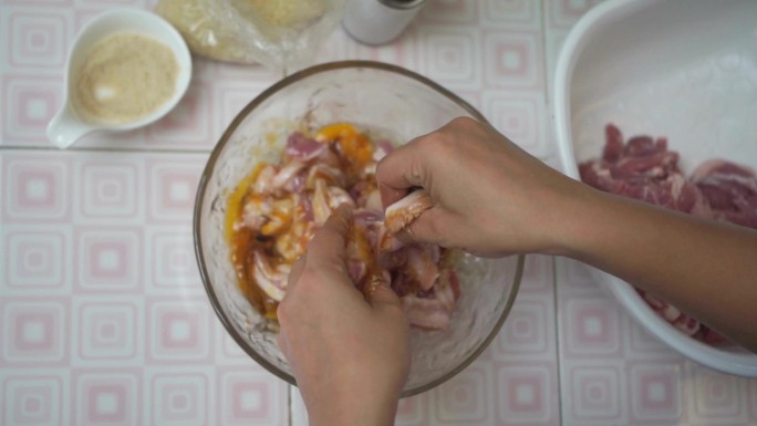 在碗里用酱汁腌制猪肉。泰国菜。