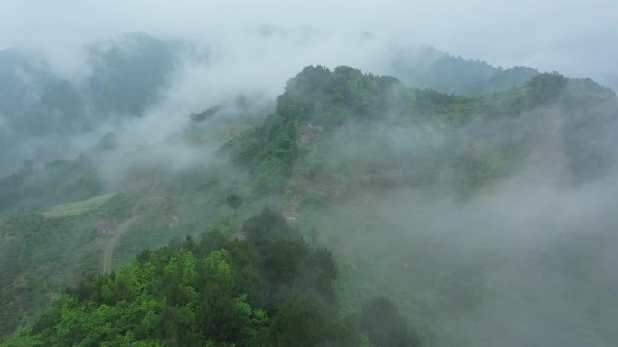 航拍山间云雾缥缈