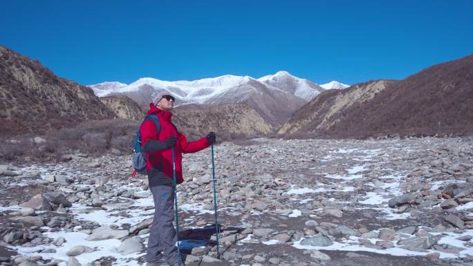亚洲中年人在青藏高原荒野地区徒步旅行