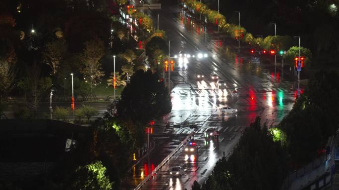 雨夜下的城市