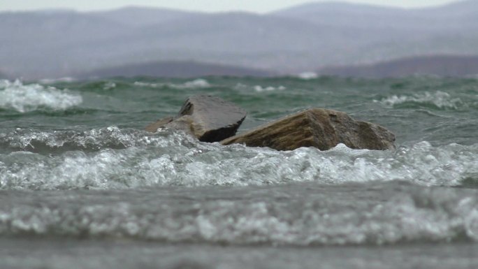 波浪中的岩石波浪中的岩石水平面