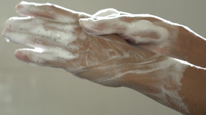 用肥皂慢动作洗手手背