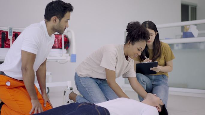 亚洲护理教练，多元化人群学习对人类实施CPR急救技术。
