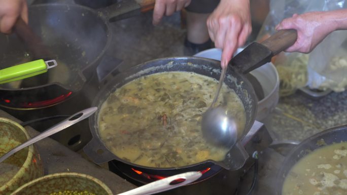 一位厨师在制作油茶，中国广西桂林特色菜肴