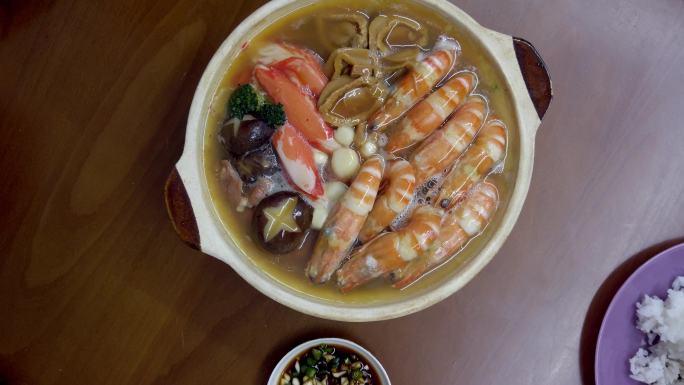 春节团圆饭上的传统美食潘彩