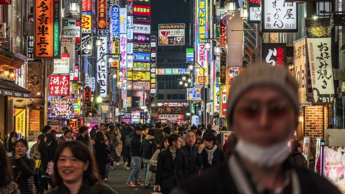 东京新宿购物街人群步行的时间流逝