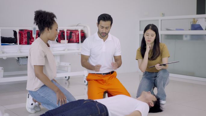 亚洲护理教练，一群人在学习对人类实施CPR急救技术。