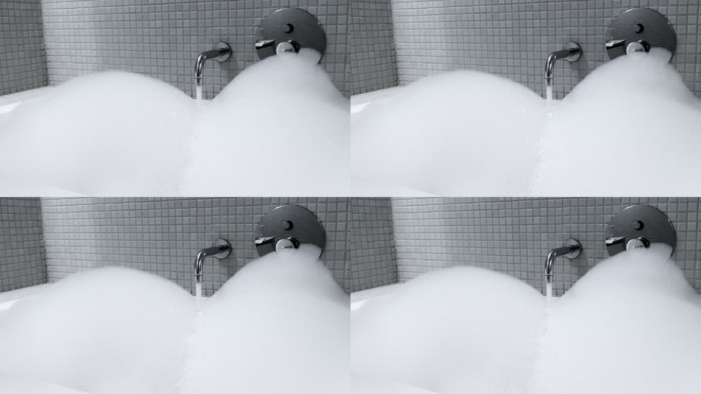 装满泡沫的浴缸。放水
