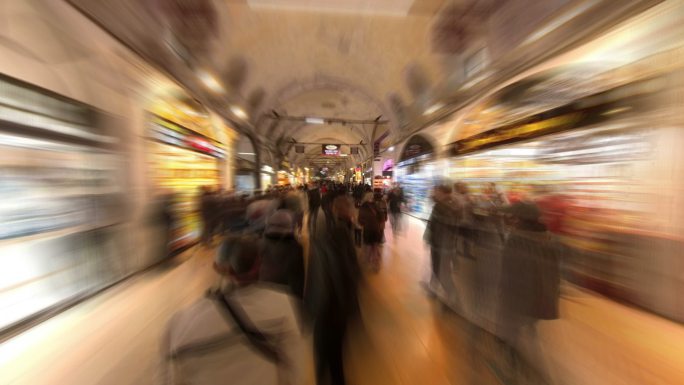 人们在著名的香料市场（Bazaar）散步和购物的超慢速镜头——伊斯坦布尔的大集市，著名的伊斯坦布尔集