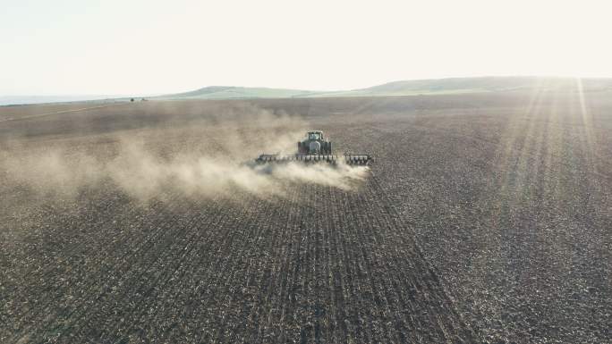 免耕播种技术。开垦犁地工业化平原机械化黑