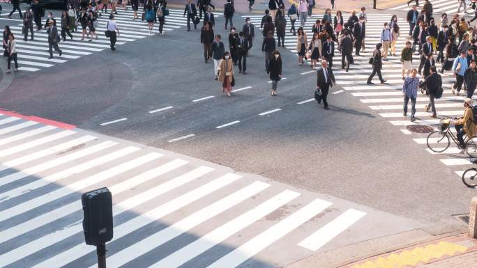 涉谷街上人潮涌动人行道