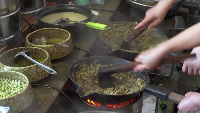 一位厨师在制作油茶，中国广西桂林特色菜肴