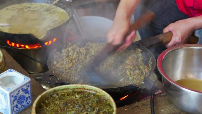 一位厨师在制作油茶，中国广西桂林特色菜肴