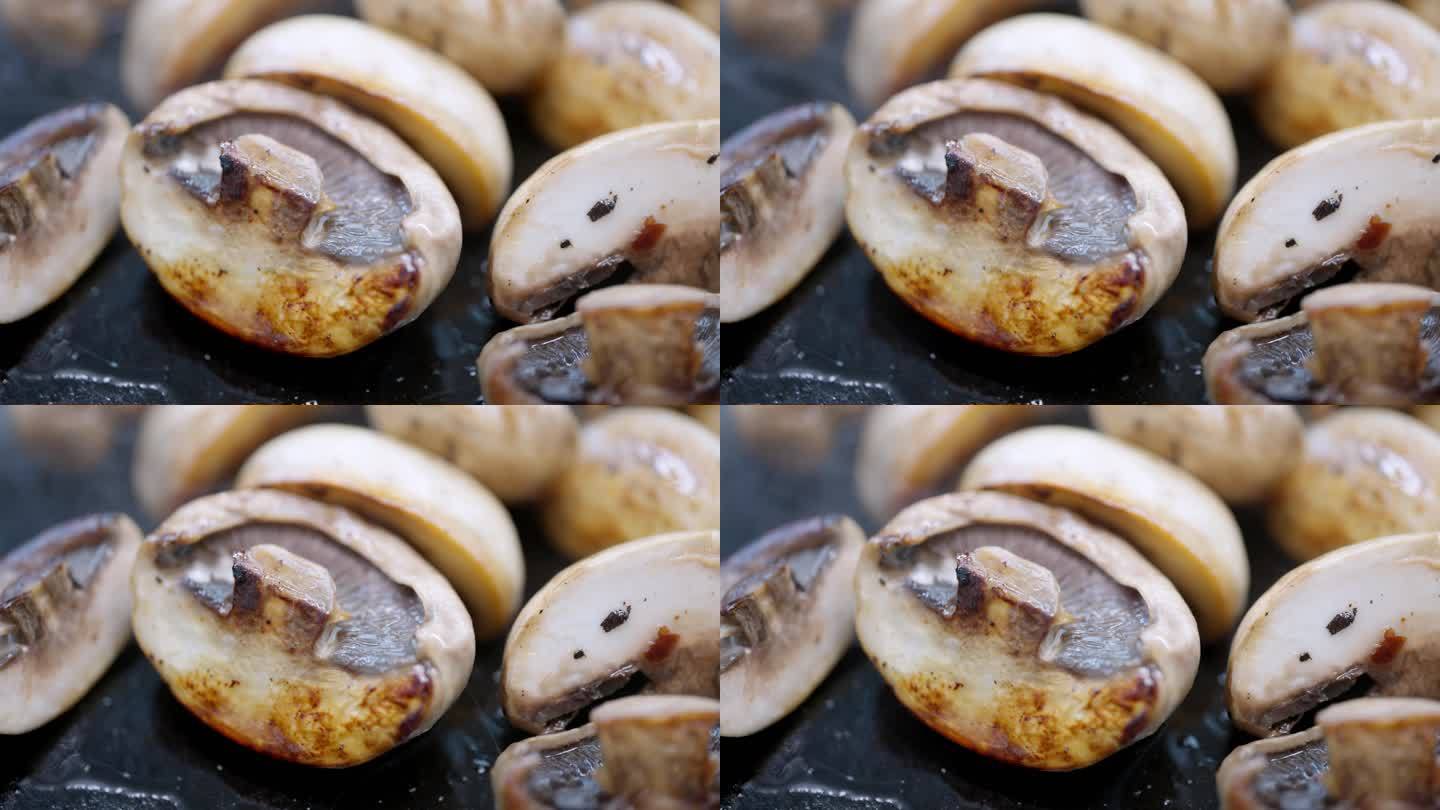 用铸铁平底锅炒蘑菇片