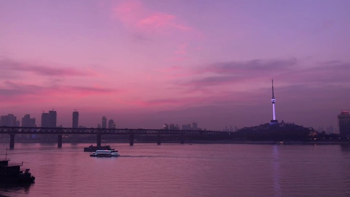 武汉黄昏时的长江大桥