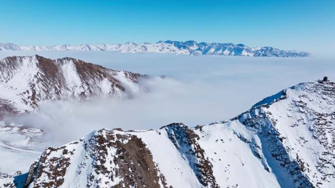 冬季夹金山雪山美景航拍自然风光蓝天云雾