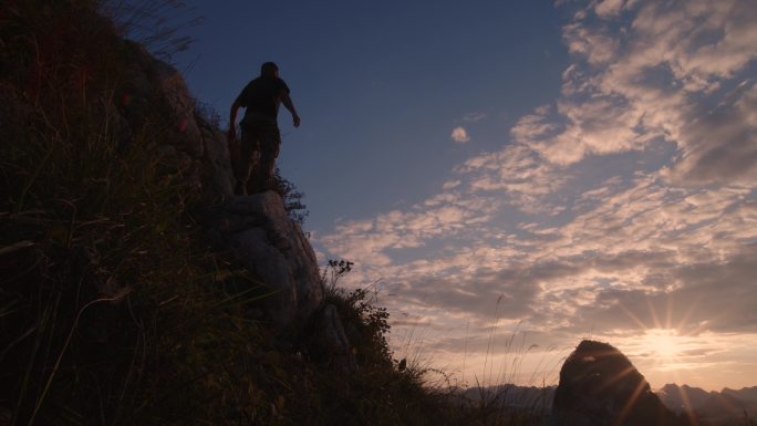 一个人登山伸开双臂