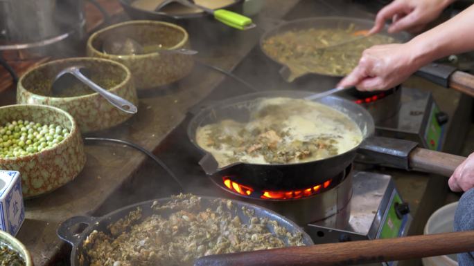 一位厨师在制作油茶，中国广西桂林特色菜肴