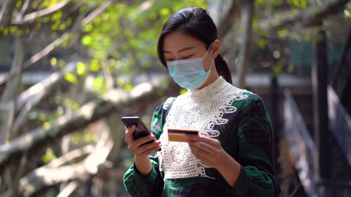 年轻女性使用智能手机在线购物