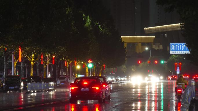 车流雨中的外卖小哥