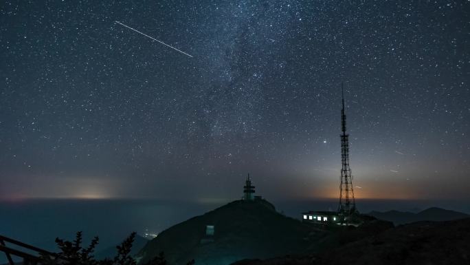 星空下的群山和铁塔延时摄影