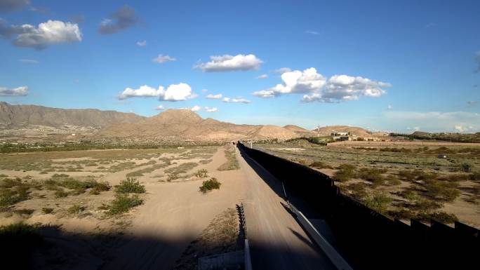 新墨西哥州和奇瓦瓦州之间美国/墨西哥边境墙的空中剪辑