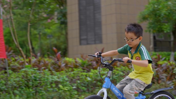 男孩小区骑自行车