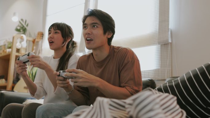 青年文化亚洲情侣周末约会玩电子游戏