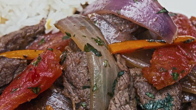 Lomo Saltado（秘鲁炒牛肉）配炸薯条