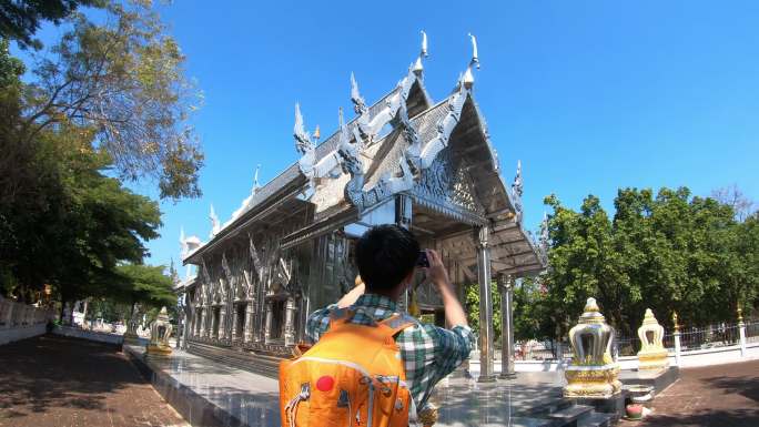 游客参观寺庙的视角