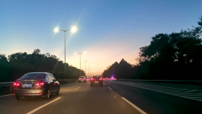 夜晚汽车行驶在高速公路上