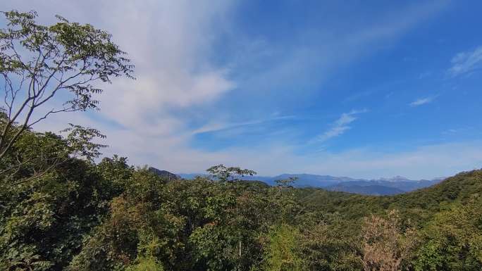 秋高气爽时节远眺群山