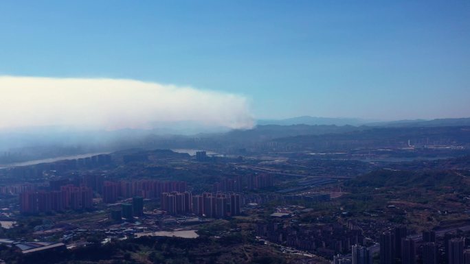 城市浓烟滚滚山火大火浓烟巴南鱼洞山林大火