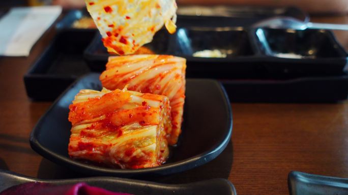 泡菜是用筷子夹起来吃的