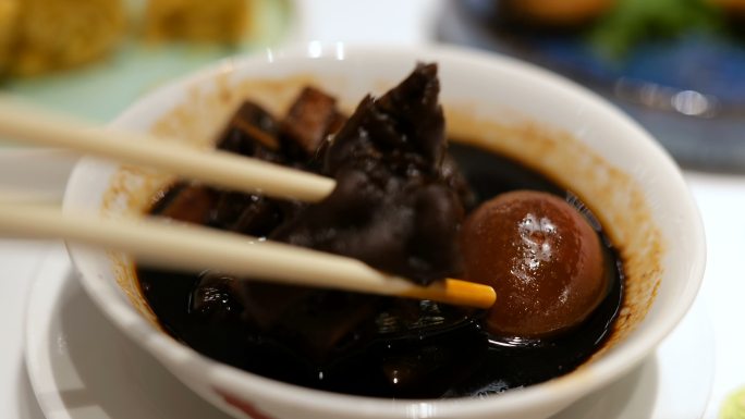 粤菜：姜醋炖猪蹄筷子夹菜