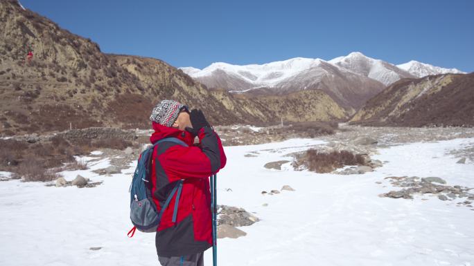 亚洲中年人在青藏高原荒野地区徒步旅行