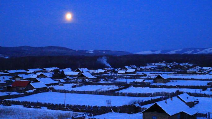 边塞雪村冬天清晨红月亮