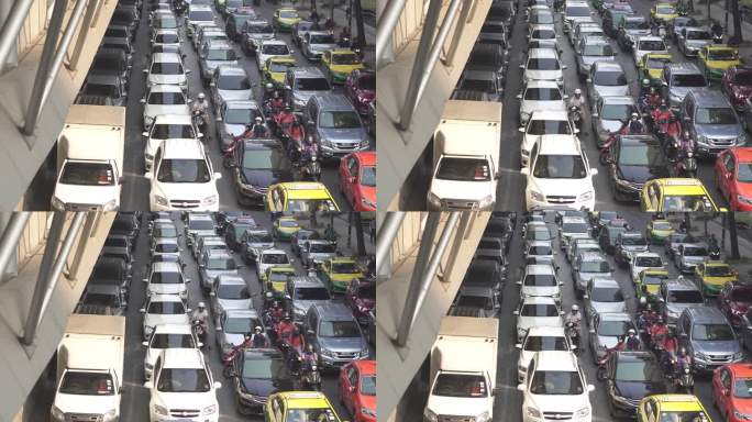 交通堵塞，许多汽车在高峰时间下班。