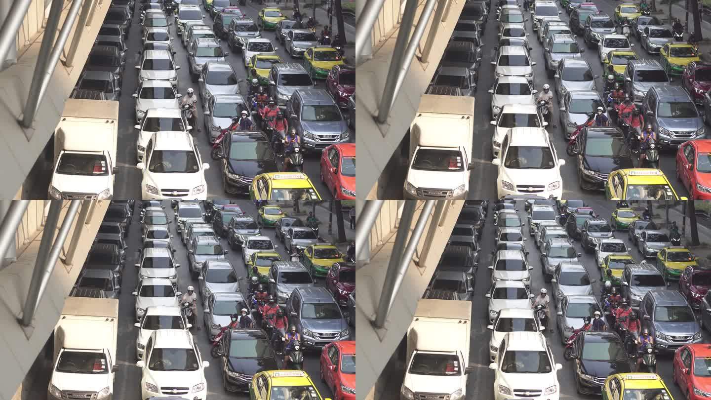 交通堵塞，许多汽车在高峰时间下班。